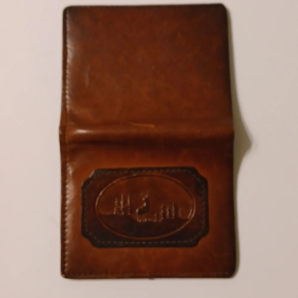 BROWN LEATHER HANDMADE BIFOLD WALLET W/10 PT. BUCK DESIGN
